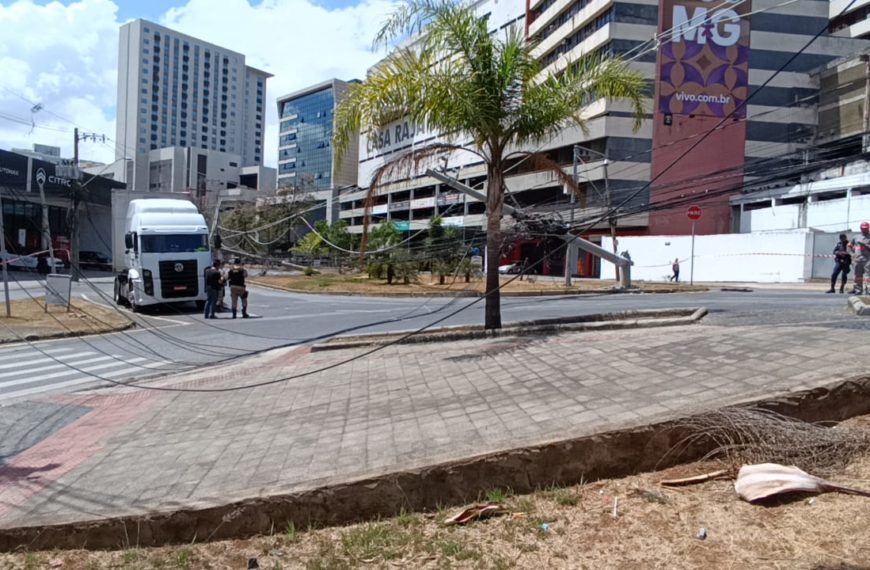 Motociclista é atingido por poste e recebe descarga elétrica