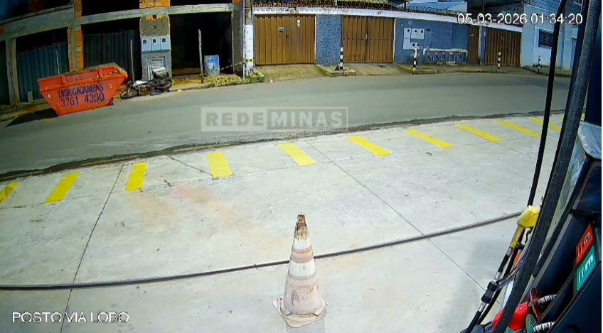 Motociclista cai dentro de caçamba após acidente em Conselheiro Lafaiete